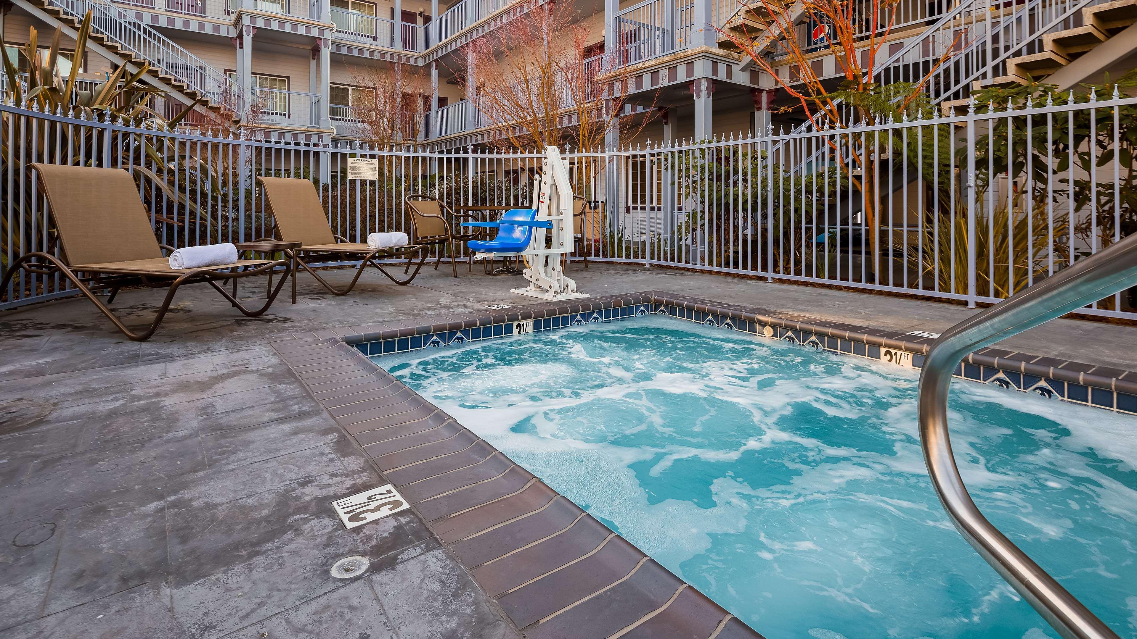 Best Western Plus Bayshore Inn Юрика Экстерьер фото