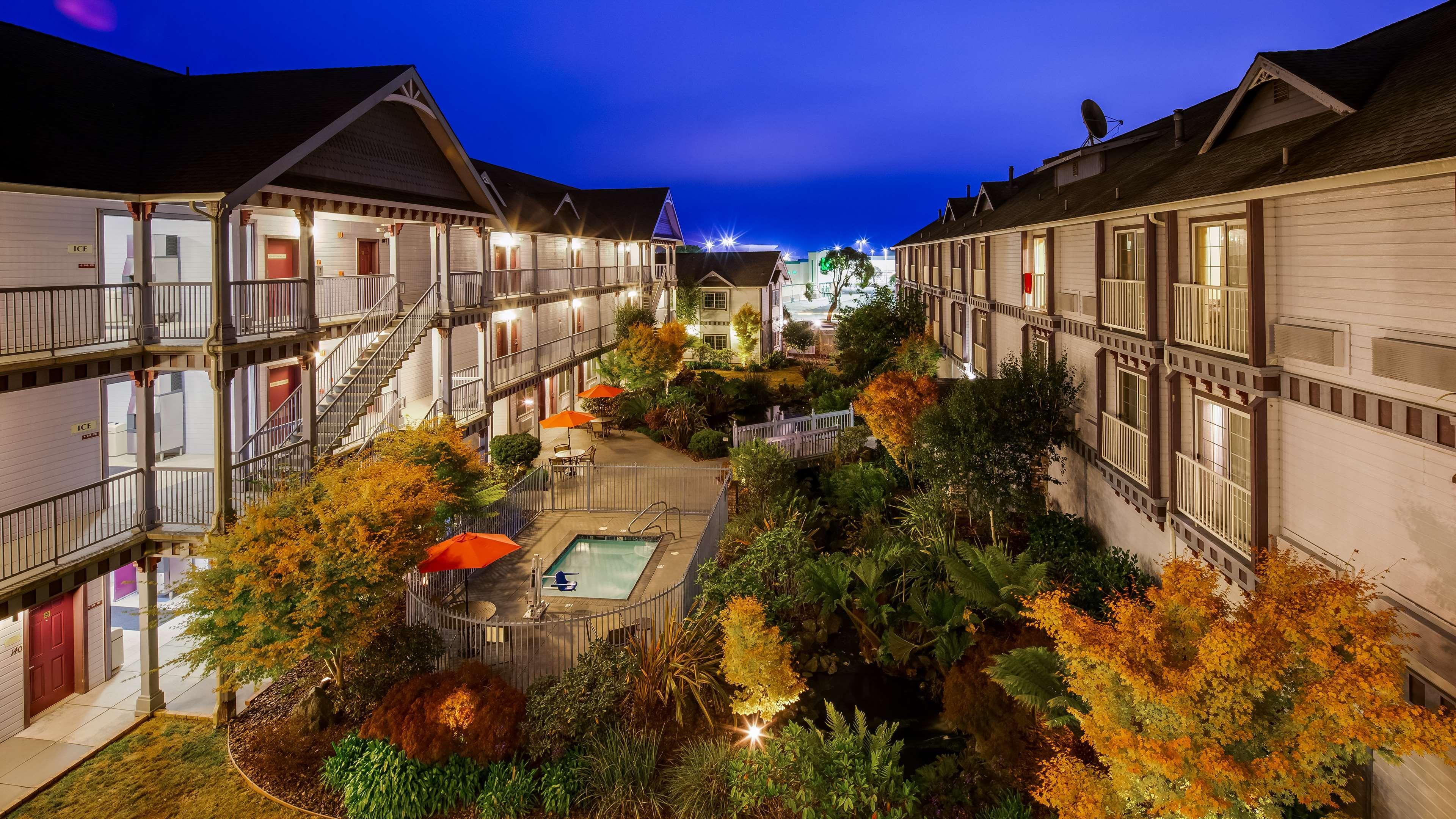 Best Western Plus Bayshore Inn Юрика Экстерьер фото